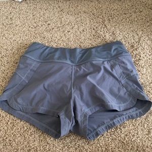 GRAY XS ATHLETA SHORTS 2.5’